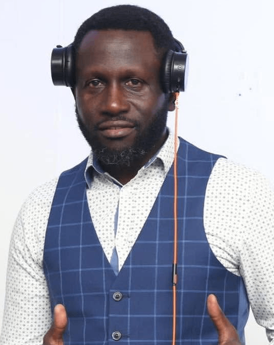 Frankie, Deejay Dubwise, behind the decks